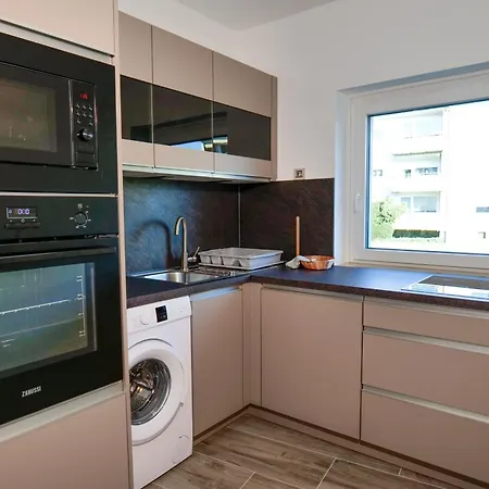 Big 3 Bedrooms At Ground Floor *